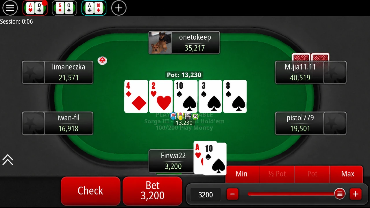 Uma mesa de seis lugares do PokerStars Play Money, em inglês, com “100/200 Play Money” (fichas de brincadeira) escrito no feltro. O board mostra o quatro de ouros, o dois de copas, o dez de espadas, o três de espadas e o oito de espadas, com 13 230 no pote. Os botões dizem Check e Bet 3,200.